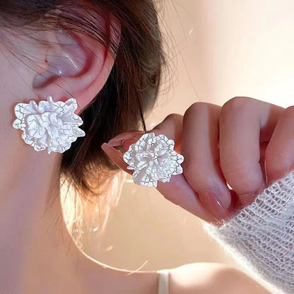 New Big White Flowers Stud Earrings for Women Personality Fashion Unique Design Brincos Wedding Jewelry Wholesale Birthday Gift