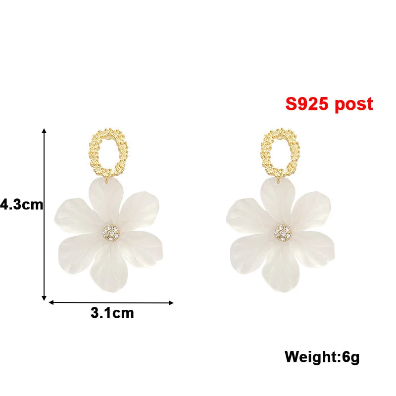 Translucent White Flower Hanging Earrings for Women Rhinestone Ball Middle Petals Sweet Korean New Beach Vacation Ear Decoration